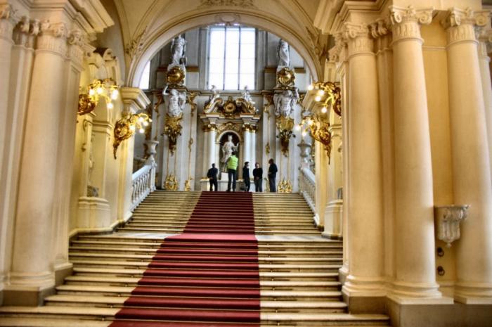 Зимен дворец в Санкт Петербург: великолепен лукс